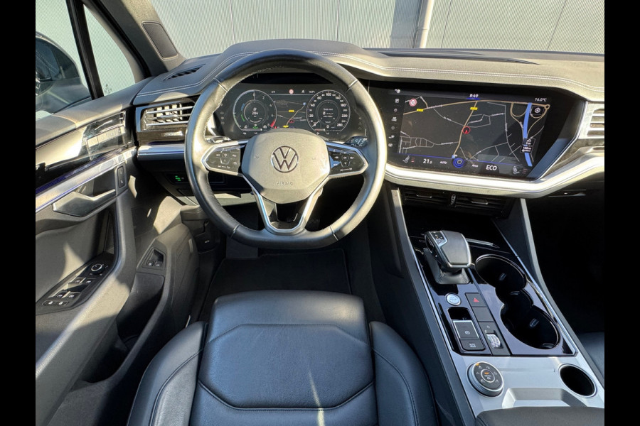 Volkswagen Touareg 3.0 TSI eHybrid * Blackstyle * Panorama * Trekhaak * Side Assist *