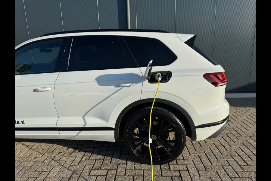 Volkswagen Touareg 3.0 TSI eHybrid * Blackstyle * Panorama * Trekhaak * Side Assist *