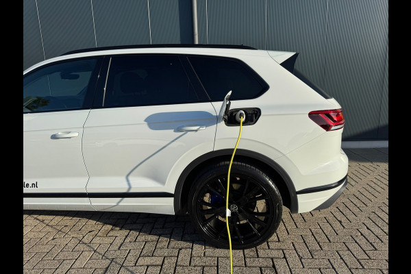 Volkswagen Touareg 3.0 TSI eHybrid * Blackstyle * Panorama * Trekhaak * Side Assist *