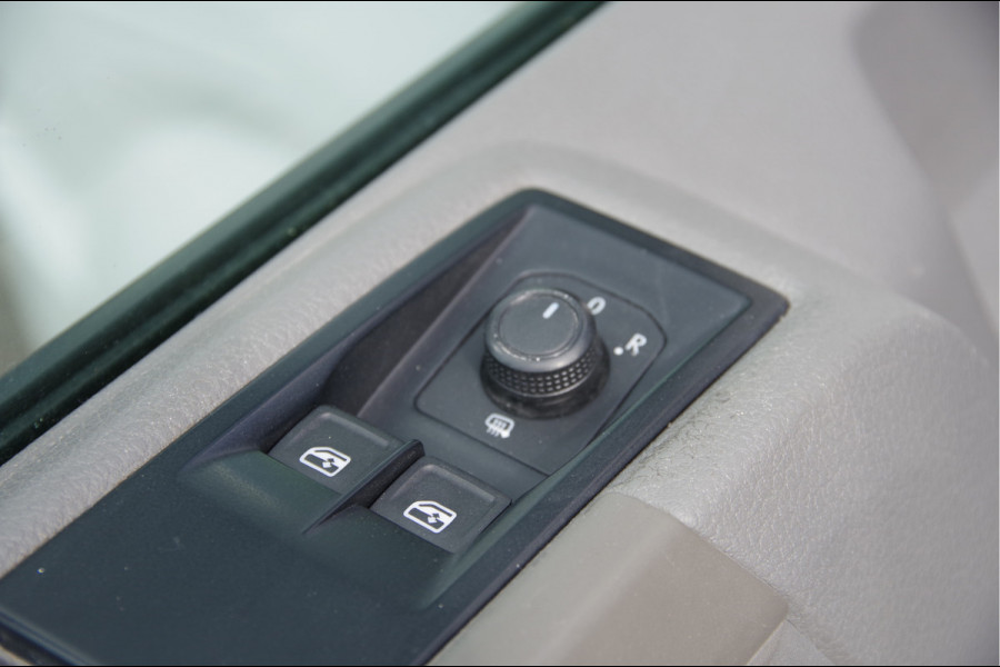 Volkswagen Crafter 35 2.0 TDI L3H3 177PK AUT. LEDER, VANSTEP TREKHAAK, ZONNEKLEP, CAMERA, NAVI, CARPLAY, CRUISE, AIRCO