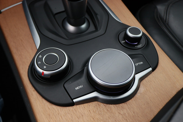 Alfa Romeo Stelvio 2.0 T AWD First Edition Climate, Camera, Elektrische Stoelen, Bluetooth, Navigatie, DAB, 20''