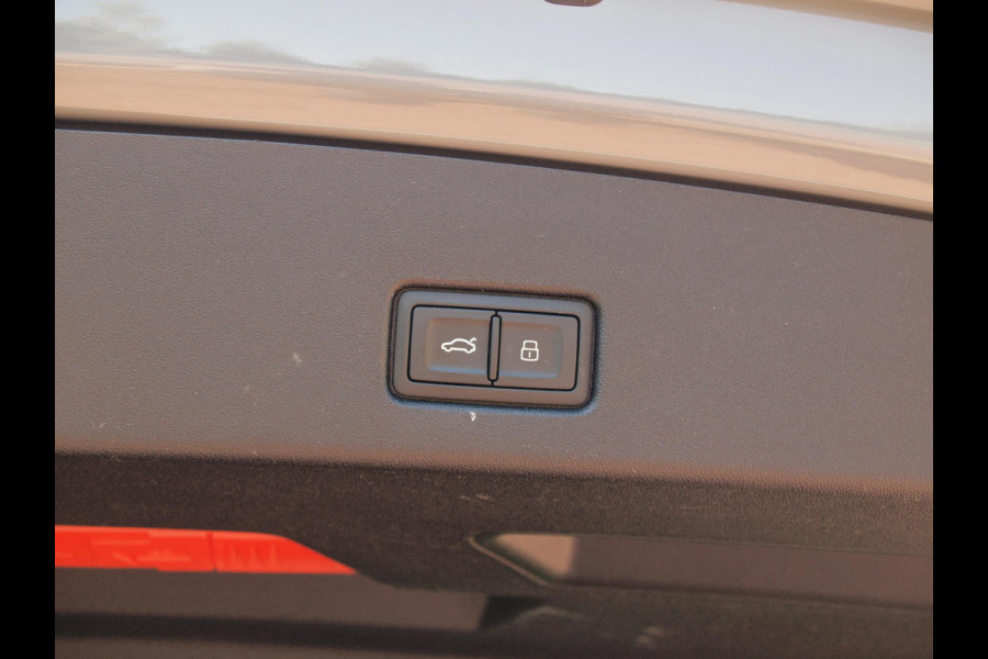 Audi Q4 e-tron 35 Launch edition S Competition 55 kWh | Camera | Apple Carplay | Cruise Control | Head-up display |