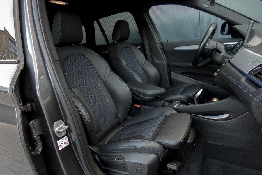 BMW X1 SDrive18i High Executive M-PAKKET | ADAPTIEVE CRUISE CONTROL | TREKHAAK | HEAD UP DISPLAY