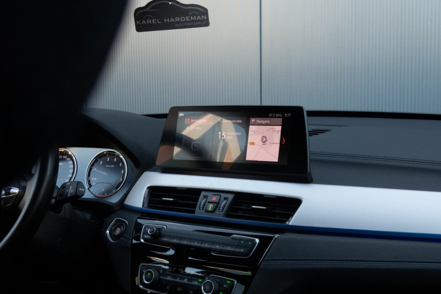 BMW X1 SDrive18i High Executive M-PAKKET | ADAPTIEVE CRUISE CONTROL | TREKHAAK | HEAD UP DISPLAY