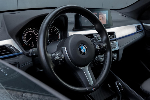 BMW X1 SDrive18i High Executive M-PAKKET | ADAPTIEVE CRUISE CONTROL | TREKHAAK | HEAD UP DISPLAY