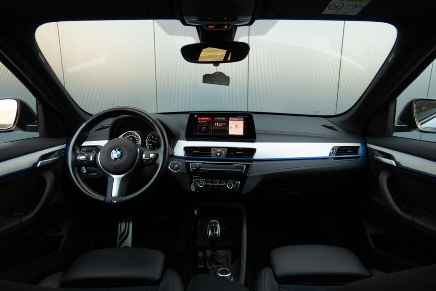 BMW X1 SDrive18i High Executive M-PAKKET | ADAPTIEVE CRUISE CONTROL | TREKHAAK | HEAD UP DISPLAY