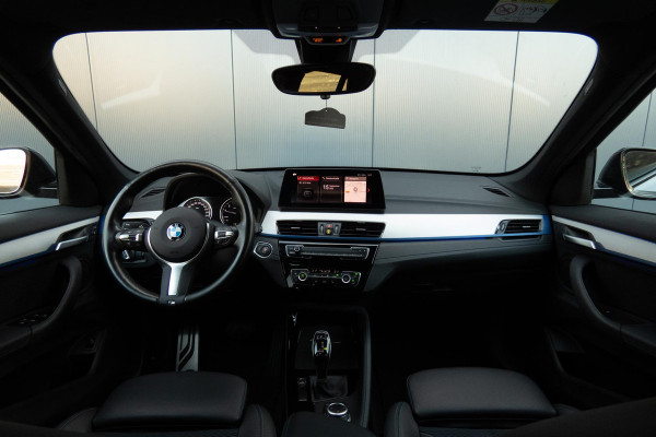 BMW X1 SDrive18i High Executive M-PAKKET | ADAPTIEVE CRUISE CONTROL | TREKHAAK | HEAD UP DISPLAY