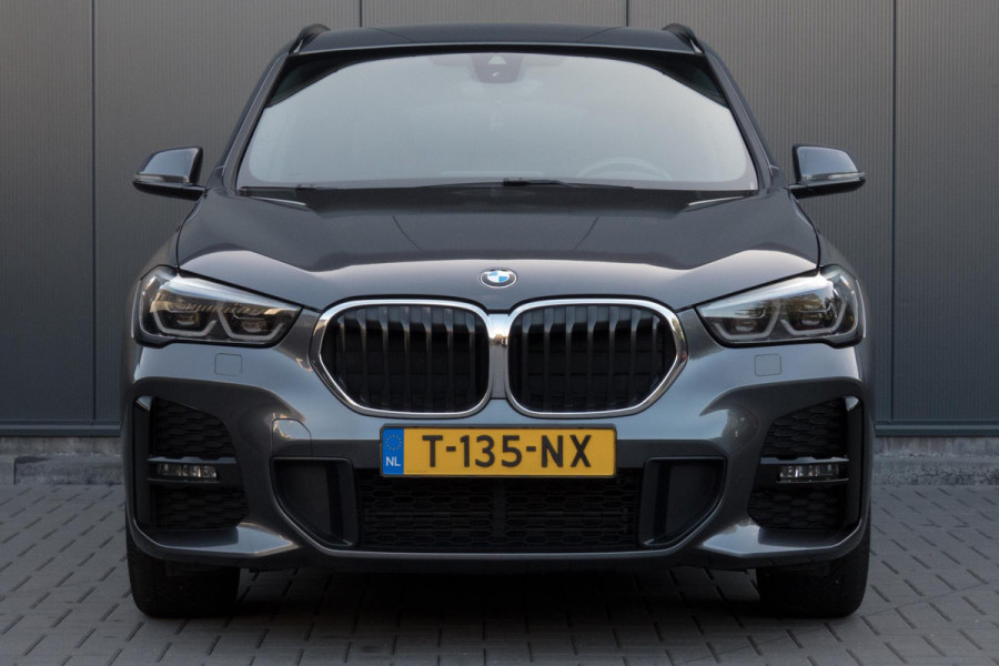 BMW X1 SDrive18i High Executive M-PAKKET | ADAPTIEVE CRUISE CONTROL | TREKHAAK | HEAD UP DISPLAY