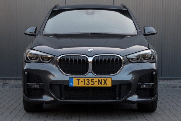 BMW X1 SDrive18i High Executive M-PAKKET | ADAPTIEVE CRUISE CONTROL | TREKHAAK | HEAD UP DISPLAY