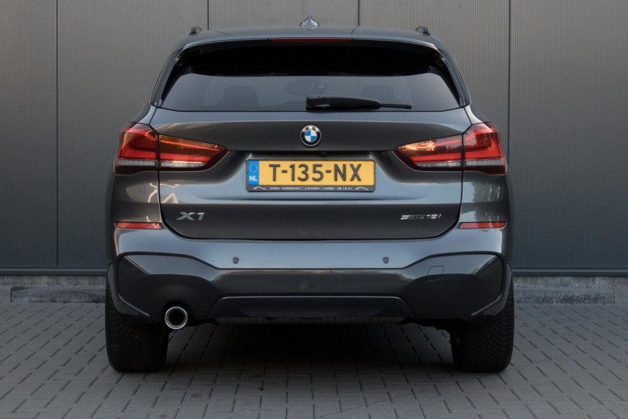 BMW X1 SDrive18i High Executive M-PAKKET | ADAPTIEVE CRUISE CONTROL | TREKHAAK | HEAD UP DISPLAY