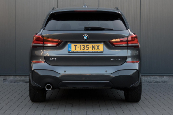 BMW X1 SDrive18i High Executive M-PAKKET | ADAPTIEVE CRUISE CONTROL | TREKHAAK | HEAD UP DISPLAY