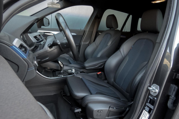 BMW X1 SDrive18i High Executive M-PAKKET | ADAPTIEVE CRUISE CONTROL | TREKHAAK | HEAD UP DISPLAY