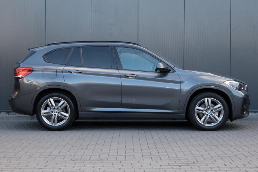 BMW X1 SDrive18i High Executive M-PAKKET | ADAPTIEVE CRUISE CONTROL | TREKHAAK | HEAD UP DISPLAY