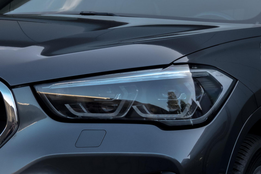 BMW X1 SDrive18i High Executive M-PAKKET | ADAPTIEVE CRUISE CONTROL | TREKHAAK | HEAD UP DISPLAY