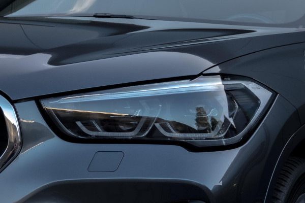 BMW X1 SDrive18i High Executive M-PAKKET | ADAPTIEVE CRUISE CONTROL | TREKHAAK | HEAD UP DISPLAY