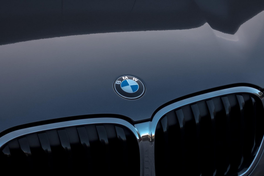 BMW X1 SDrive18i High Executive M-PAKKET | ADAPTIEVE CRUISE CONTROL | TREKHAAK | HEAD UP DISPLAY
