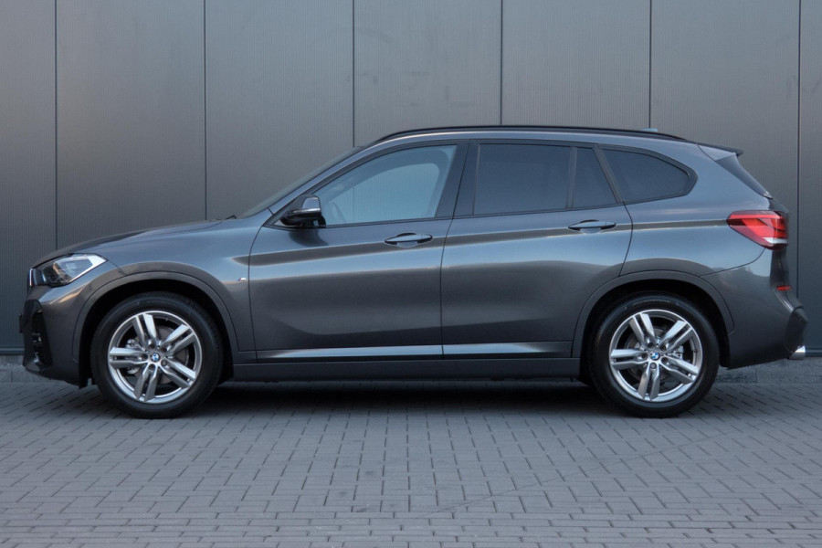 BMW X1 SDrive18i High Executive M-PAKKET | ADAPTIEVE CRUISE CONTROL | TREKHAAK | HEAD UP DISPLAY