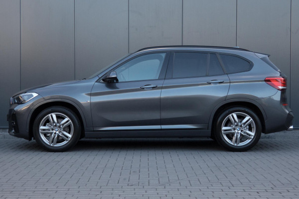BMW X1 SDrive18i High Executive M-PAKKET | ADAPTIEVE CRUISE CONTROL | TREKHAAK | HEAD UP DISPLAY