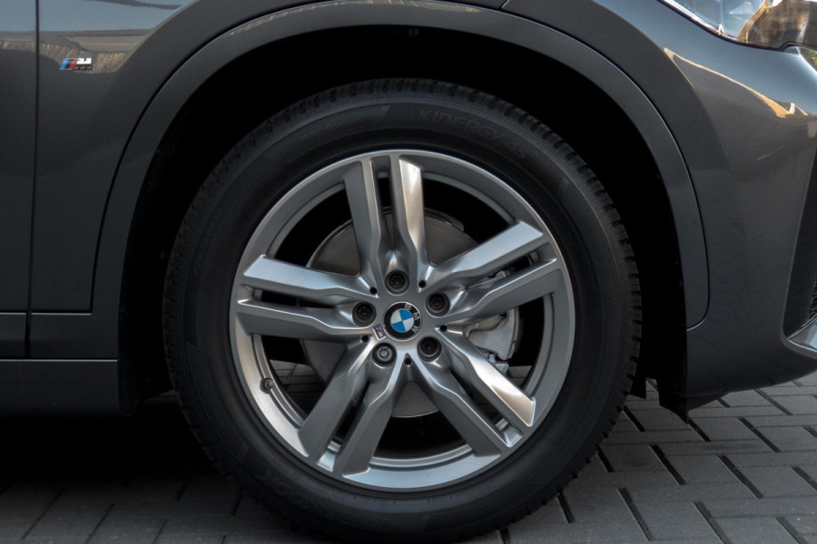 BMW X1 SDrive18i High Executive M-PAKKET | ADAPTIEVE CRUISE CONTROL | TREKHAAK | HEAD UP DISPLAY