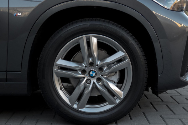 BMW X1 SDrive18i High Executive M-PAKKET | ADAPTIEVE CRUISE CONTROL | TREKHAAK | HEAD UP DISPLAY