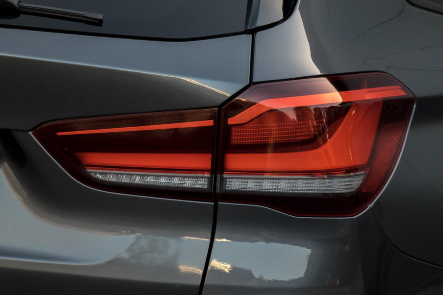 BMW X1 SDrive18i High Executive M-PAKKET | ADAPTIEVE CRUISE CONTROL | TREKHAAK | HEAD UP DISPLAY