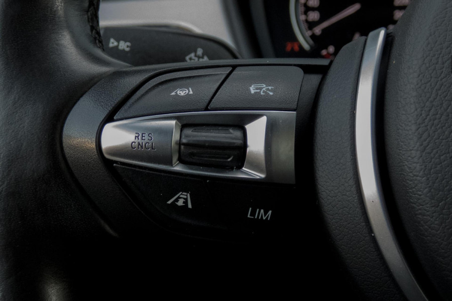 BMW X1 SDrive18i High Executive M-PAKKET | ADAPTIEVE CRUISE CONTROL | TREKHAAK | HEAD UP DISPLAY