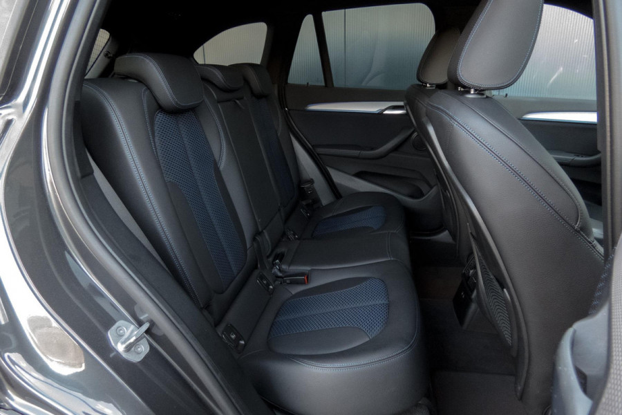 BMW X1 SDrive18i High Executive M-PAKKET | ADAPTIEVE CRUISE CONTROL | TREKHAAK | HEAD UP DISPLAY