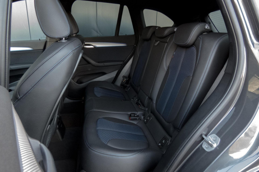BMW X1 SDrive18i High Executive M-PAKKET | ADAPTIEVE CRUISE CONTROL | TREKHAAK | HEAD UP DISPLAY