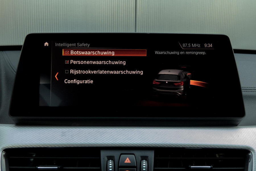 BMW X1 SDrive18i High Executive M-PAKKET | ADAPTIEVE CRUISE CONTROL | TREKHAAK | HEAD UP DISPLAY