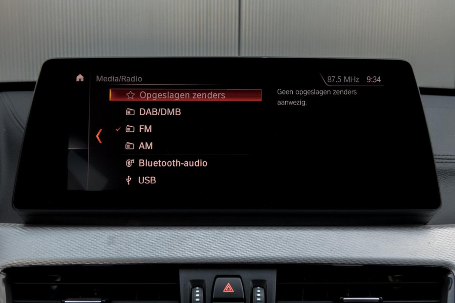 BMW X1 SDrive18i High Executive M-PAKKET | ADAPTIEVE CRUISE CONTROL | TREKHAAK | HEAD UP DISPLAY