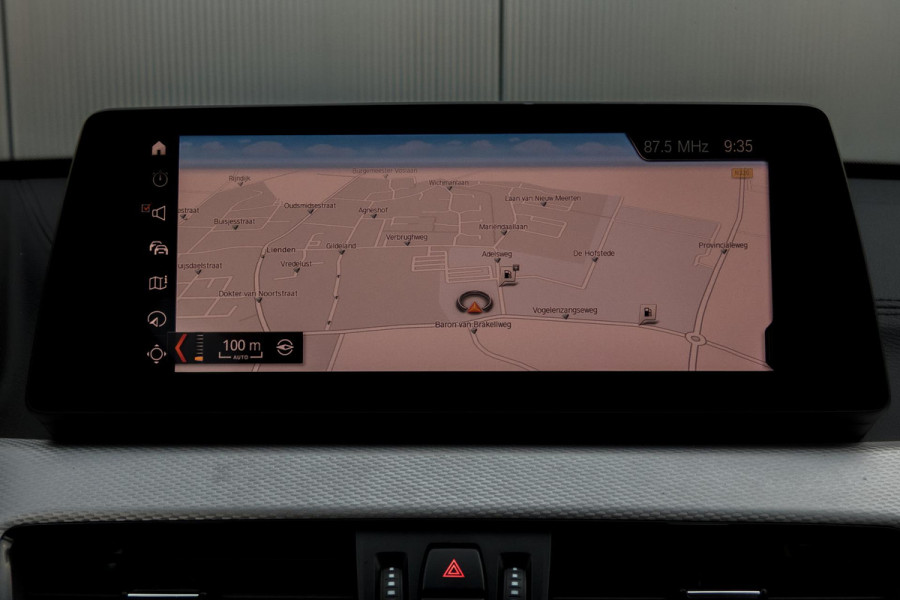 BMW X1 SDrive18i High Executive M-PAKKET | ADAPTIEVE CRUISE CONTROL | TREKHAAK | HEAD UP DISPLAY