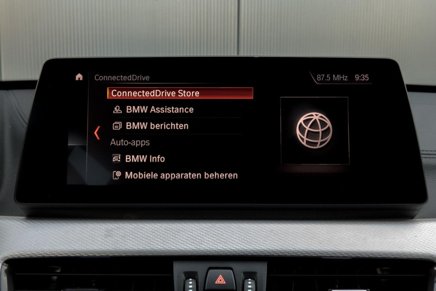 BMW X1 SDrive18i High Executive M-PAKKET | ADAPTIEVE CRUISE CONTROL | TREKHAAK | HEAD UP DISPLAY