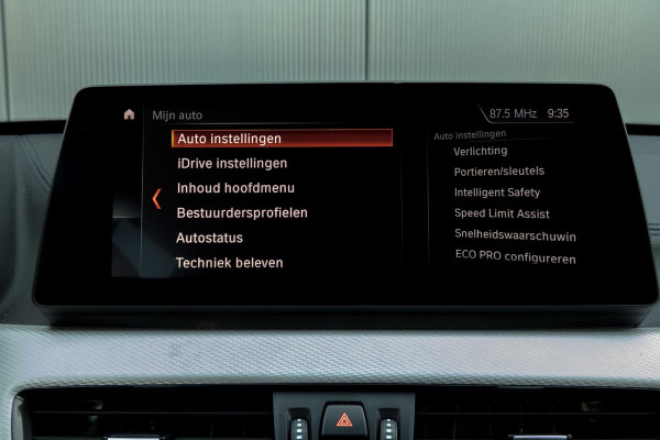 BMW X1 SDrive18i High Executive M-PAKKET | ADAPTIEVE CRUISE CONTROL | TREKHAAK | HEAD UP DISPLAY