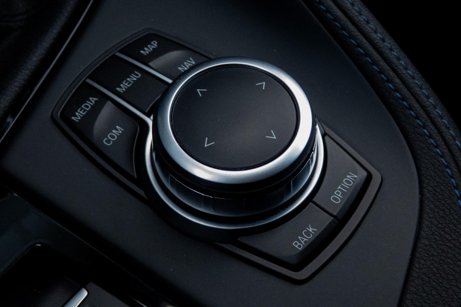 BMW X1 SDrive18i High Executive M-PAKKET | ADAPTIEVE CRUISE CONTROL | TREKHAAK | HEAD UP DISPLAY
