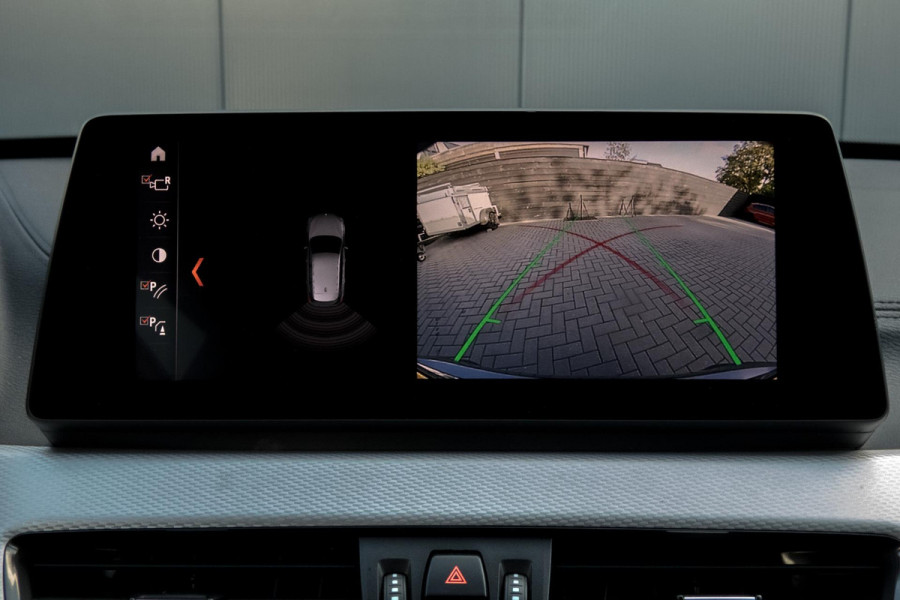 BMW X1 SDrive18i High Executive M-PAKKET | ADAPTIEVE CRUISE CONTROL | TREKHAAK | HEAD UP DISPLAY