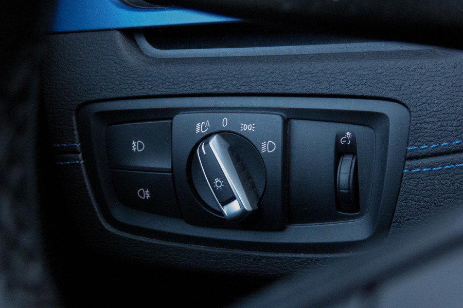 BMW X1 SDrive18i High Executive M-PAKKET | ADAPTIEVE CRUISE CONTROL | TREKHAAK | HEAD UP DISPLAY