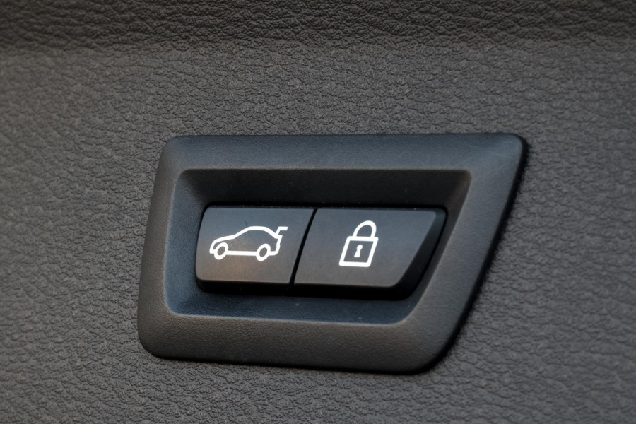 BMW X1 SDrive18i High Executive M-PAKKET | ADAPTIEVE CRUISE CONTROL | TREKHAAK | HEAD UP DISPLAY
