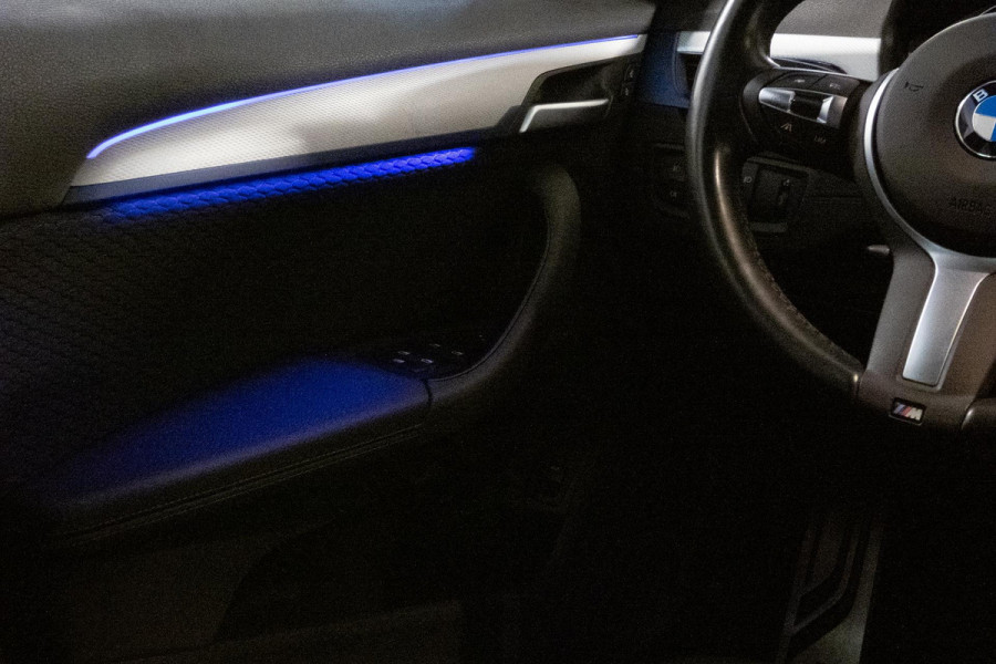 BMW X1 SDrive18i High Executive M-PAKKET | ADAPTIEVE CRUISE CONTROL | TREKHAAK | HEAD UP DISPLAY