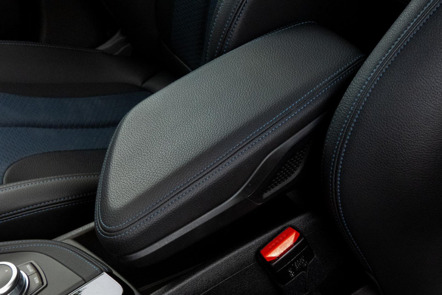 BMW X1 SDrive18i High Executive M-PAKKET | ADAPTIEVE CRUISE CONTROL | TREKHAAK | HEAD UP DISPLAY