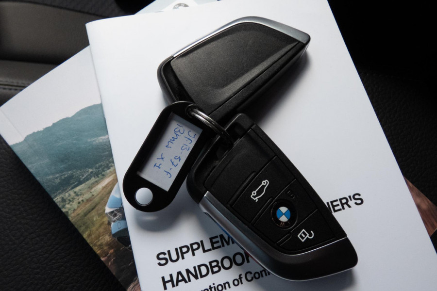 BMW X1 SDrive18i High Executive M-PAKKET | ADAPTIEVE CRUISE CONTROL | TREKHAAK | HEAD UP DISPLAY