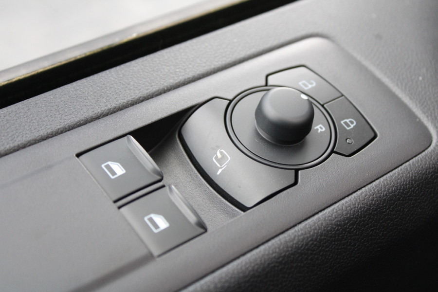 Ford Transit Custom 320 2.0 TDCI L2H1 Trend 136pk - Carplay - Android - LED koplampen - Stoelverwarming - 70l tank - Rijklaar