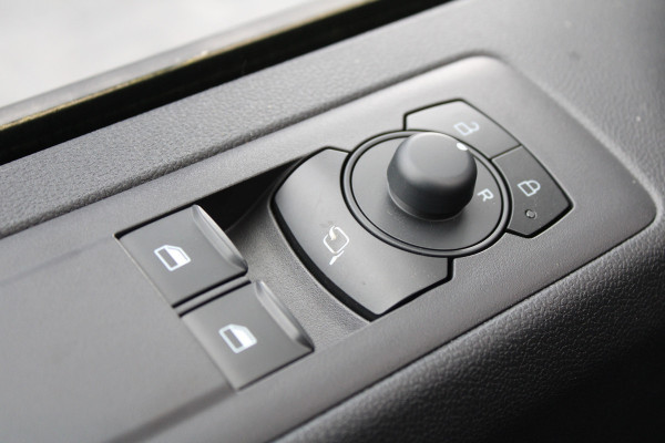 Ford Transit Custom 320 2.0 TDCI L2H1 Trend 136pk - Carplay - Android - LED koplampen - Stoelverwarming - 70l tank - Rijklaar