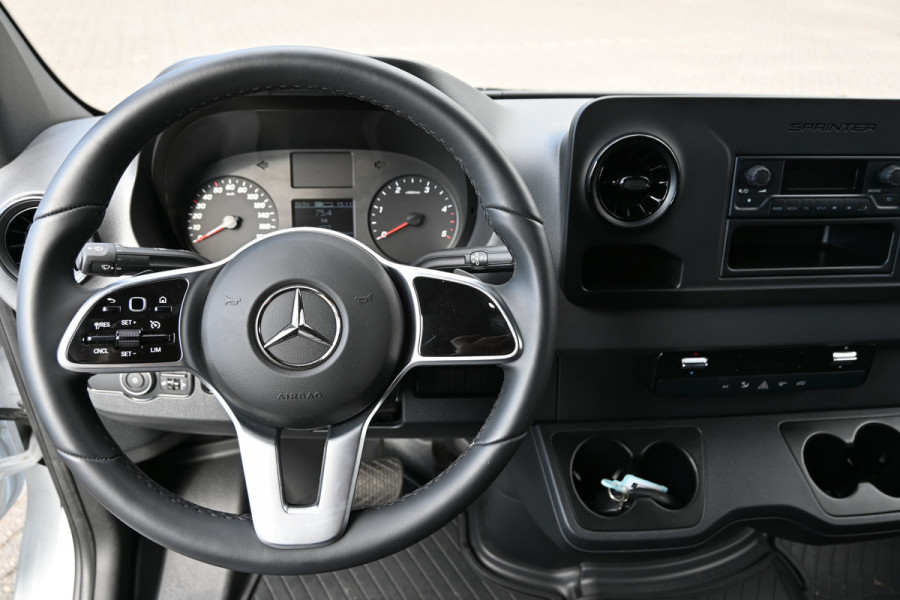 Mercedes-Benz Sprinter 319 CDI L3 Bakwagen met Dhollandia laadklep Geveerde stoel, Cruise control Laadbak met laadklep, zijdeur
