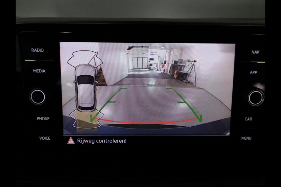 Volkswagen T-Roc 1.5 TSI Style 150 PK DSG | Verlengde garantie | Panorama dak | Keyless entry | Parkeer camera | El. achterklep |