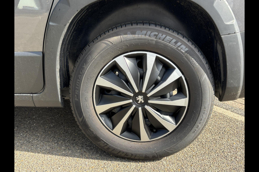 Peugeot Rifter Allure 50kWh VAN: 44.000,- EURO NAAR: 29.877,- UW HERFSTVOORDEEL: 15.023,- EURO | BETREFT NIEUWE AUTO! | RIJKLAAR INCL. RESTERENDE FABR. GARANTIE T/M 04-2027 | ACCU T/M 04-2033