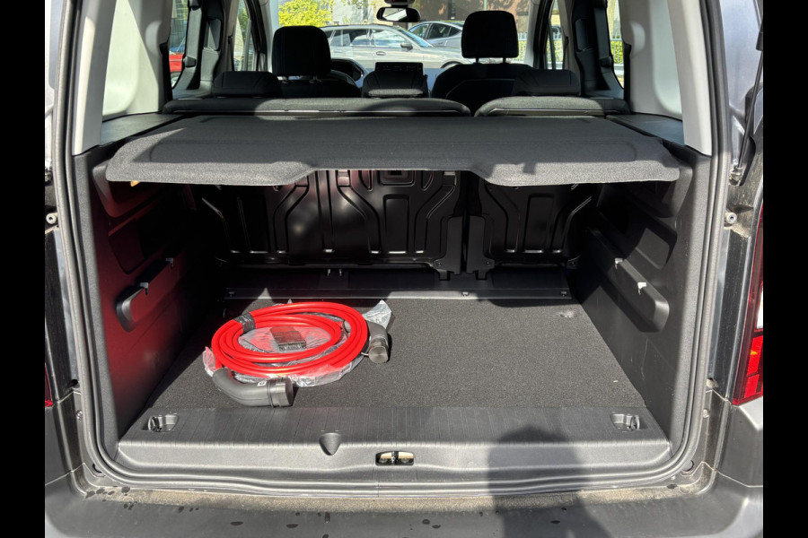 Peugeot Rifter Allure 50kWh VAN: 44.000,- EURO NAAR: 29.877,- UW HERFSTVOORDEEL: 15.023,- EURO | BETREFT NIEUWE AUTO! | RIJKLAAR INCL. RESTERENDE FABR. GARANTIE T/M 04-2027 | ACCU T/M 04-2033