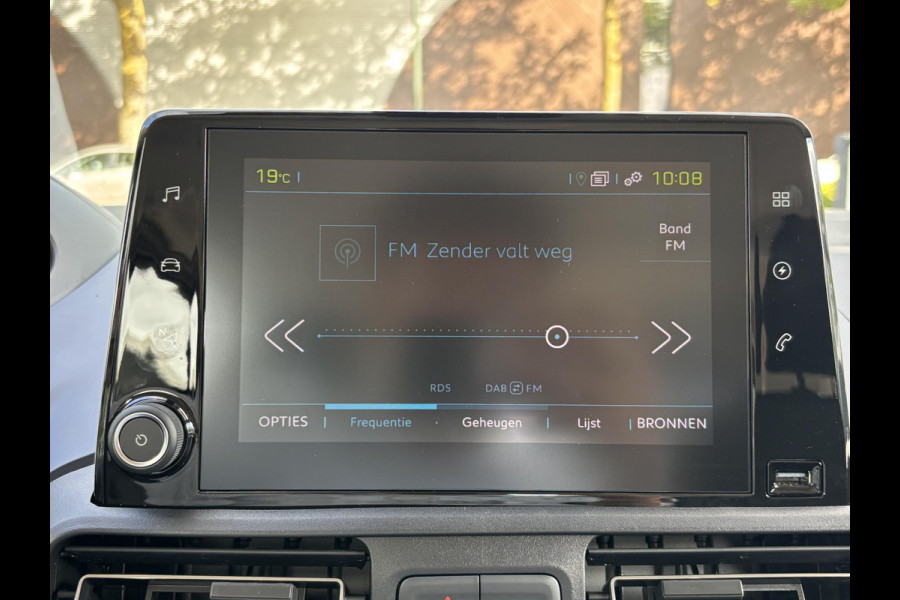 Peugeot Rifter Allure 50kWh VAN: 44.000,- EURO NAAR: 29.877,- UW HERFSTVOORDEEL: 15.023,- EURO | BETREFT NIEUWE AUTO! | RIJKLAAR INCL. RESTERENDE FABR. GARANTIE T/M 04-2027 | ACCU T/M 04-2033