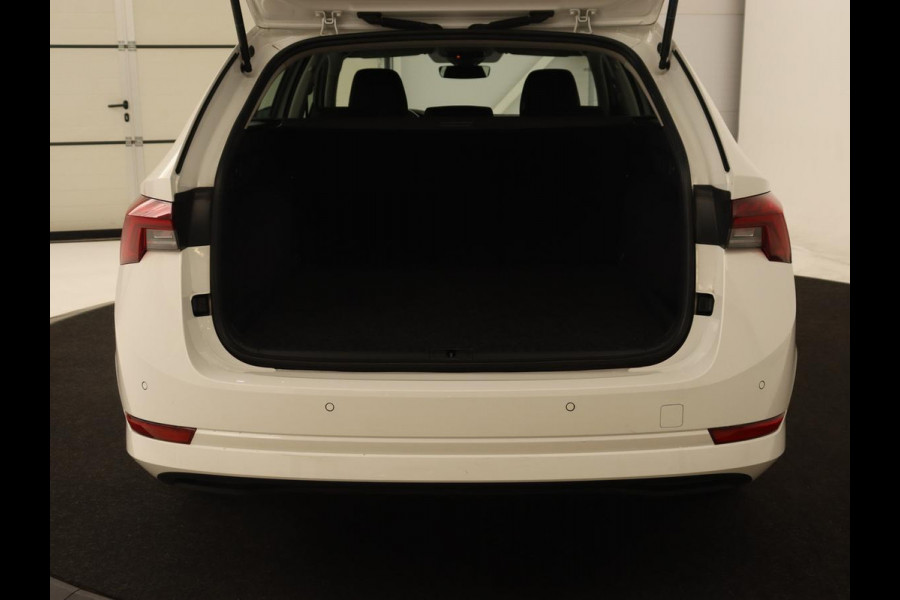 Škoda Octavia 1.4 TSI iV PHEV Business Edition | Stoelverwarming | Carplay | Full LED | Keyless | Sfeerverlichting | Digital Cockpit | Climate control | Cruise control | Parkeerhulp | Plug In