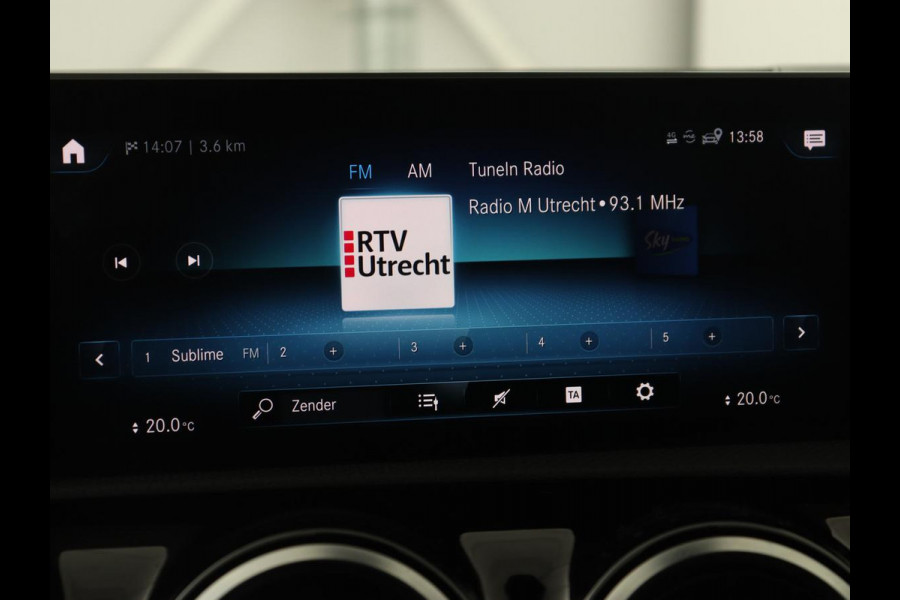 Mercedes-Benz A-Klasse 180 Business Solution AMG | Panoramadak | Stoelverwarming | Leder/Alcantara | Navigatie | Park Assist | Camera | Widescreen | Full LED