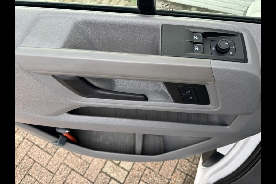 Volkswagen Crafter 35 2.0 TDI L4 DC Trendline Cruise control Automatisch airco Navigatie Apple Carplay / Android Auto